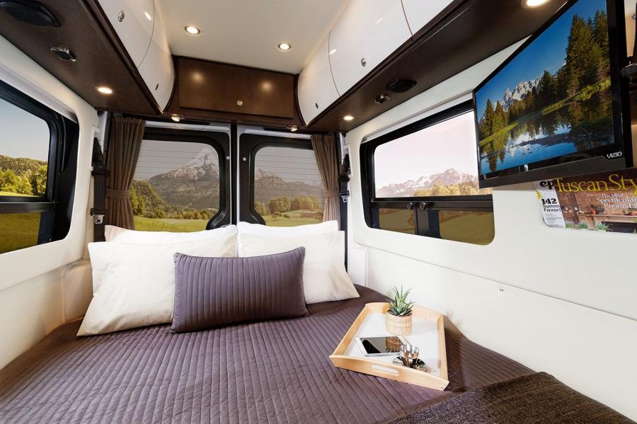 Интерьер Leisure Travel Vans Free Spirit (Br.906) 2015 года  (фото 3 из 6)